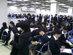 ①昨年の合同就職面接会の様子 (1)